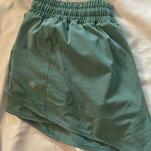 lululemon hotty hot shorts 2.5” size 10